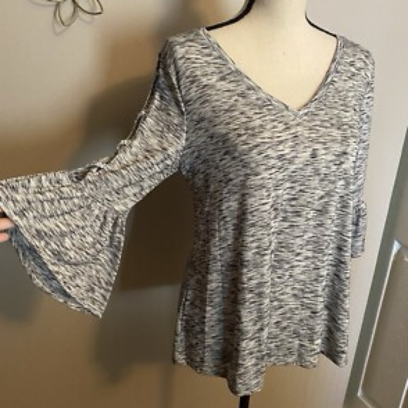 a.n.a Tops - ❤️ 3/$15 Stylish Gray and White Bell Sleeve Top C